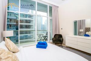Postel nebo postele na pokoji v ubytování New Arabian Trident Waterfront 3 BR plus maid