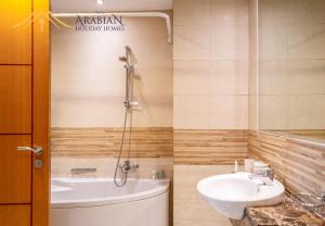 Koupelna v ubytování New Arabian Trident Waterfront 3 BR plus maid