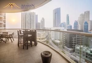 Elle comprend un balcon offrant une vue sur les toits de la ville. dans l'établissement New Arabian Trident Waterfront Dubai Marina, à Dubaï