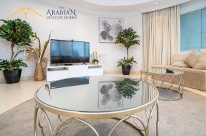 TV a/nebo společenská místnost v ubytování New Arabian Trident Waterfront 3 BR plus maid