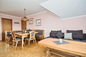 a living room with a table and a couch at Ferienwohnungen am Ferienhof Schiegl - gerne auch Handwerker, Monteure in Brennberg