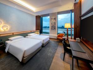 Habitación de hotel con 2 camas, escritorio y TV. en MUMIAN Hangzhou en Hangzhou