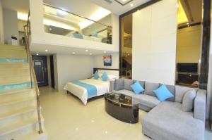 เตียงในห้องที่ WAIFIDEN Duplex Hotel Apartment Zhongyong Jinyu Branch-Free shuttle bus during the Canton Fair