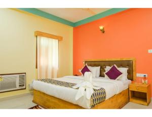 Een bed of bedden in een kamer bij The Ocean Blue Resort, Havelock Island