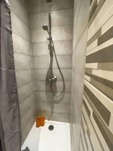 uma casa de banho com um chuveiro com um lavatório e um chuveiro em Le Cocon Savoyard em Albertville