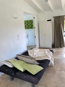 uma cama com almofadas num quarto em David's Fale, Alofi, Niue em Alofi