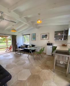 een woonkamer met een bank en een tafel bij David's Fale, Alofi, Niue in Alofi