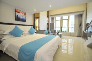เตียงในห้องที่ WAIFIDEN Duplex Hotel Apartment Zhongyong Jinyu Branch-Free shuttle bus during the Canton Fair