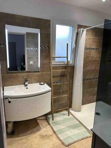 een badkamer met een bad, een wastafel en een douche bij "Villa Les Didi" Jacuzzi, proche de la mer in Solaro