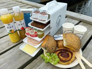 un cestino per il pranzo con un panino e bevande su un tavolo di Boathouses - Overnat på vandet ved Limfjorden a Vinderup