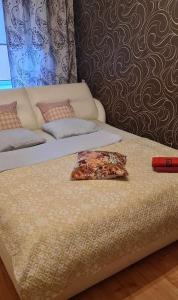 uma cama com uma almofada em cima em Riia 10, 2-bedroom apartment - 2 big beds 1 extra bed-parking free em Tartu