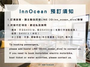 un cartel en una ventana de una tienda tocando la línea del océano en InnOcean在海裡潛水旅宿 Liuqiu Dive Hostel, en Xiaoliuqiu
