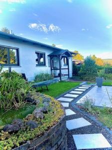 einen Garten mit einem Steinpfad und einem Haus in der Unterkunft Ferienhaus - b42936 in Schotten