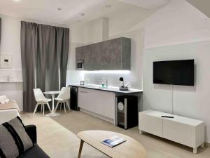 a room with a kitchen and a living room at Apartamentos La Tahona in Cádiz