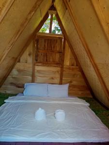 1 cama en el ático de una cabaña de madera en NongKhiaw CampingSite Swimming Pool en Ban Nongkham