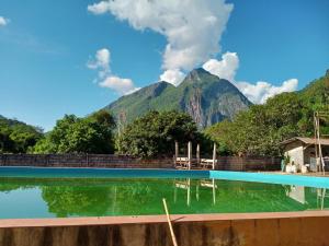 uma piscina com uma montanha ao fundo em NongKhiaw CampingSite Swimming Pool em Ban Nongkham