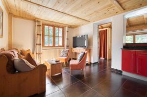 Una sala de estar con un sofá y un televisor. en Appartement Petite Charline, en Tignes