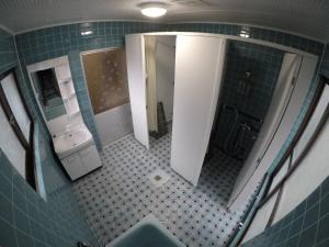 W łazience znajduje się umywalka, toaleta i lustro. w obiekcie 宮古島ゲストハウス cocoikoi w mieście Miyako-jima