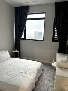 - une chambre avec un lit blanc et une fenêtre dans l'établissement Please do not book, à Kuala Lumpur