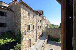 Aussicht aus dem Fenster eines Gebäudes in der Unterkunft Casa Giulia, centro storico di Cortona con A/C! in Cortona