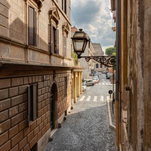 um beco numa cidade velha com uma luz de rua em BOUTIQUE FLAT -colosseo- em Roma