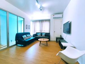 ein Wohnzimmer mit einem Sofa und einem Tisch in der Unterkunft 1 Mont Kiara - Sri Hartamas -International Schools - Kiara 1 in Kuala Lumpur