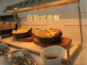台南的住宿－星鑽國際商旅 編號315，两碗食物坐在切板上