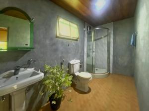 ゴールにあるVilla Eleganceの洗面台、トイレ、シャワー付きのバスルーム +5枚の写真