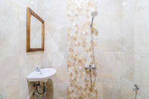 Bilik mandi di Hotel Safara Yogyakarta