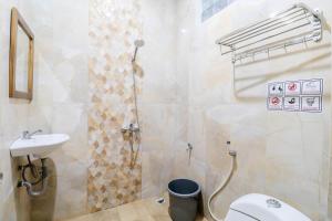 Bilik mandi di Hotel Safara Yogyakarta