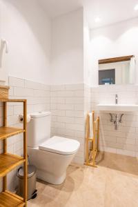 un baño con inodoro y lavabo en Mundaka Old Port, en Mundaka 68 fotos más
