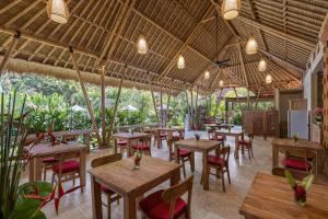 Kailash Suites by Pramana Villas tesisinde bir restoran veya yemek mekanı
