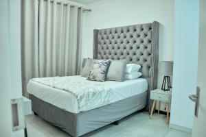 Tempat tidur dalam kamar di Medon Luxury Suites with power back up Bryanston Sandton