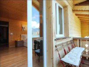 ein Zimmer mit einem Fenster und einem Stuhl in einem Zimmer in der Unterkunft Swiss Apartment Thunersee in Einigen