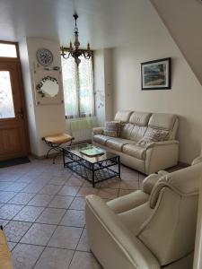 sala de estar con sofá y mesa en Le Relais de la Bulle Enchantée, en Hautvillers