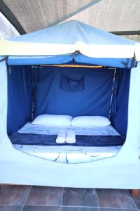 1 cama pequeña en una tienda azul en Tsitsikamma on Sea Poolside Cabanas - they are not tents en Witelsbos