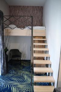 錫比烏的住宿－ART Hotel，客房内的双层床,设有楼梯