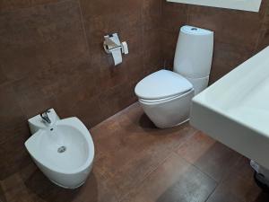bagno con servizi igienici bianchi e lavandino di Home & Away a Palma de Mallorca