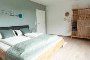 ein Schlafzimmer mit einem großen Bett in einem Zimmer in der Unterkunft FreiTraum Apartments No1 im Zentrum von Bad Neustadt in Bad Neustadt an der Saale