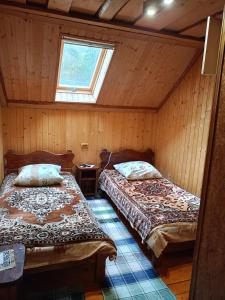 イズキにある"Відпочинок в Карпатах"の窓付きの部屋 ベッド2台