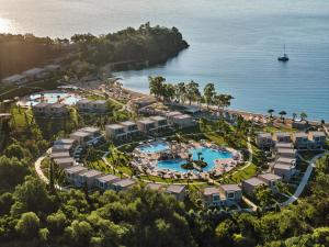 eine Luftansicht eines Resorts mit Pool in der Unterkunft Ikos Odisia in Korfu-Stadt