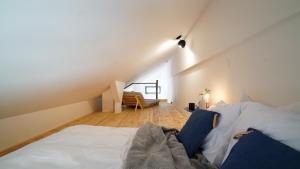 Postel nebo postele na pokoji v ubytování SKOG HARRACHOV duplex apartment
