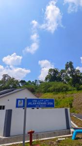 una señal de la calle azul frente a un edificio en BAUNG GUEST HOUSE TEMERLOH en Temerloh