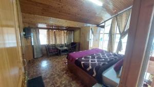 1 dormitorio con 1 cama y 1 mesa en una habitación en Hotel Jubilant Manali, en Manali
