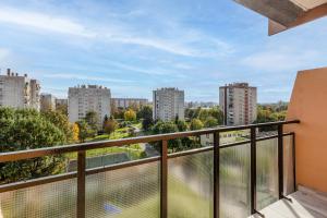 ein Balkon mit Blick auf die Stadt in der Unterkunft Osiedle Kombatantów Standard Apartment in Krakau