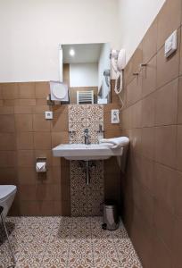 a bathroom with a sink and a toilet at Hotel Fürstenhof in Büdingen