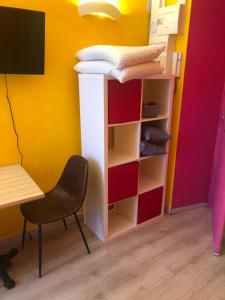 Cette chambre dispose de lits superposés, d'une chaise et d'un bureau. dans l'établissement Little Studio in Rue Biscarra, à Nice