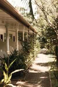 ゴールにあるVilla Eleganceの前に歩道のある家