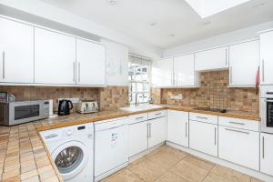 A kitchen or kitchenette at Exceptional 3BDR flat in Mayfair