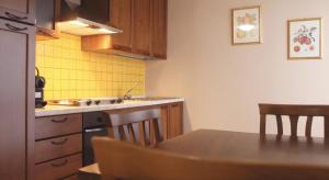 uma cozinha com uma mesa, um lavatório e um balcão em RESIDENCE VITTORIA em Acri